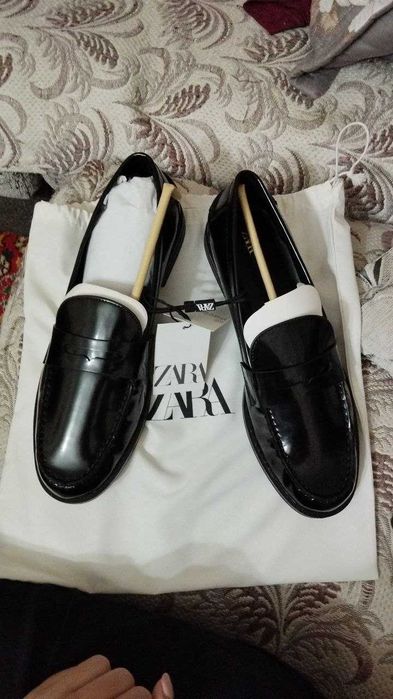 Обувь ZARA. Черные лоферы