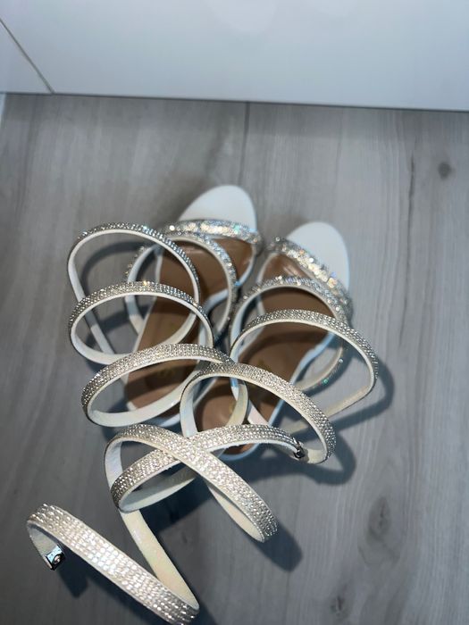 Сандали с тънък ток