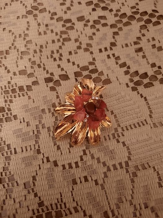 Minunata brosa cu pietre semiprețioase pentru esarfa