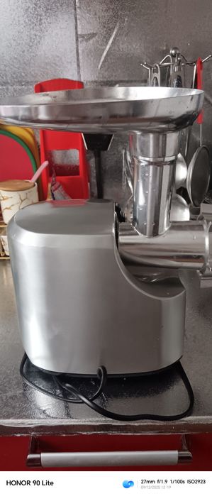 Продам мясорубку купила 64840 тг продам за 55000