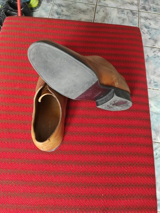 Pantofi Zara din piele numărul 42. 
Foarte practici, comozi și foarte ușori.
