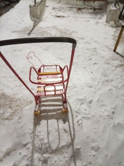 Красные детские санки