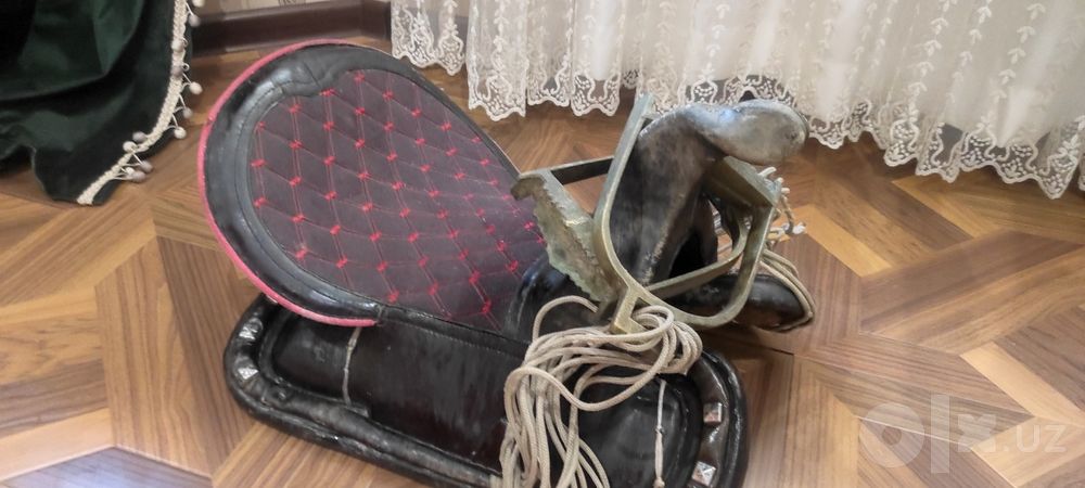 Egar, kumush tigmalari bilan