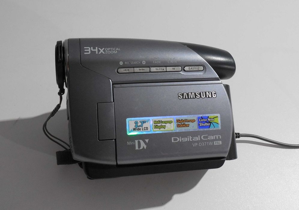 Vand camera digitala MiniDV Samsung VP-D371W cu incarcator si cablu AV