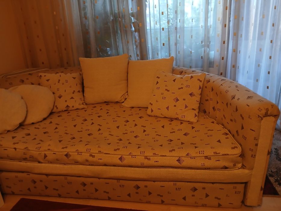 Кръгъл диван-спалня с възглавници