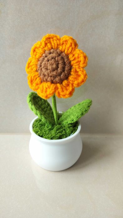 Плетени цветя в малка саксийка