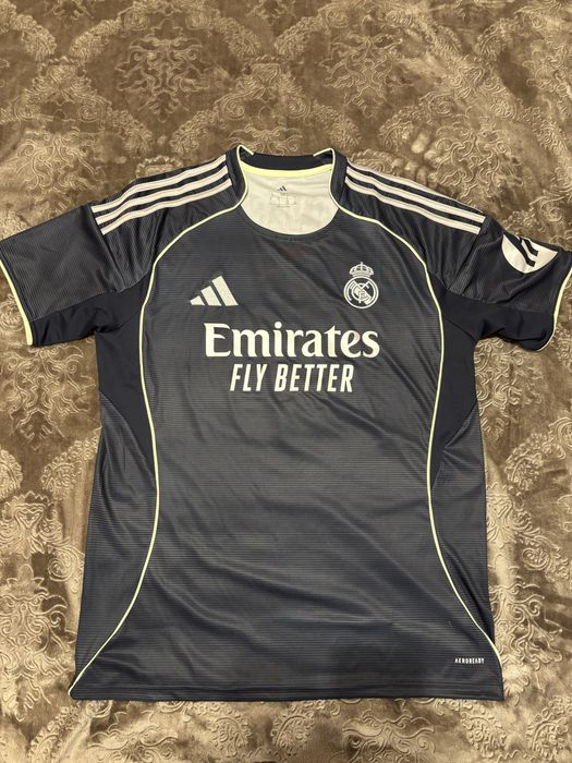 Фланелка на Real Madrid от магазин на Bernabeu/Valverde