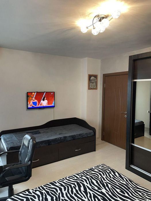 Дава се под наем Тристаен апартамент в Бургас, Център - 80 кв.м за 747.66 € - Снимка #3