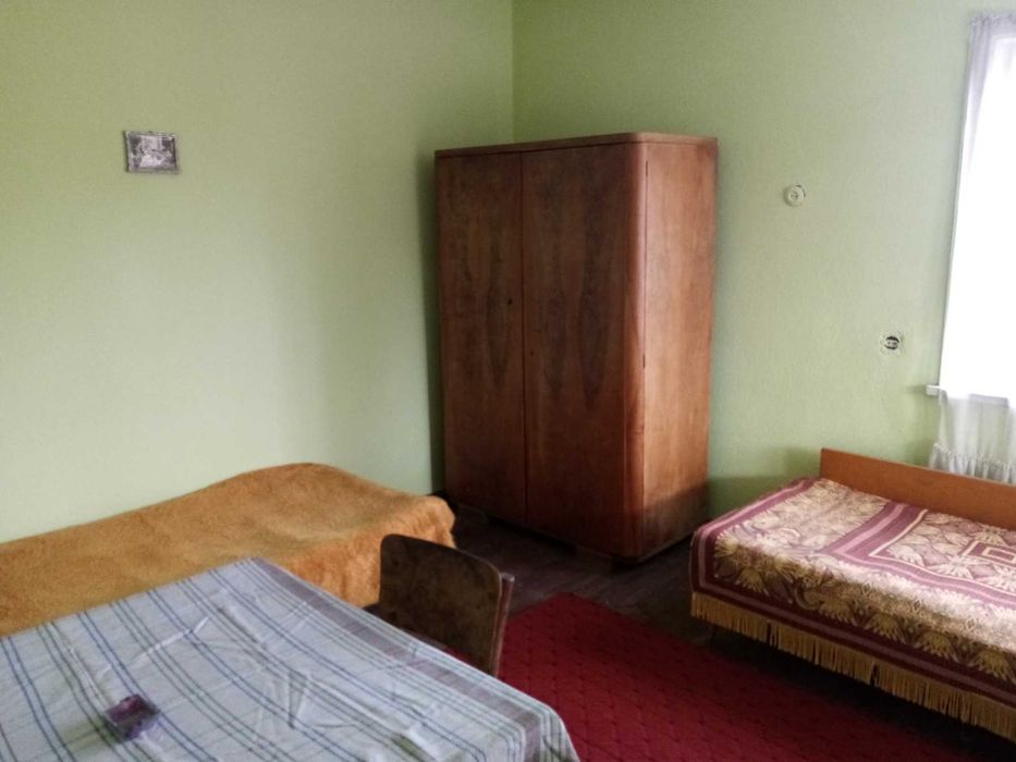 Двуетажна къща с двор