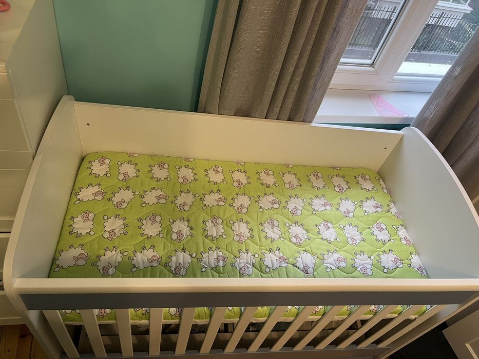 Бебешка кошара с люлеещ механизъм