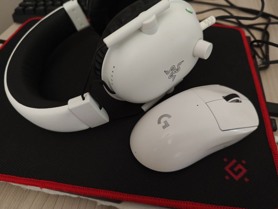 Logitech G Pro, Razer Blackshark V2 X.