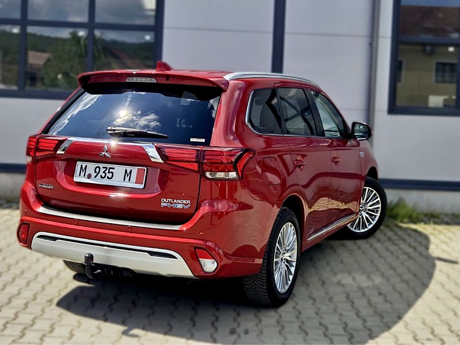 Mitsubishi Outlander PHEV | 2019 | 100.000km | 4x4 | Automat | Plug-in Hybrid | Visiniu Metalizat | Led Xenon | Camera | Navi | Piele Alcantara | TOP