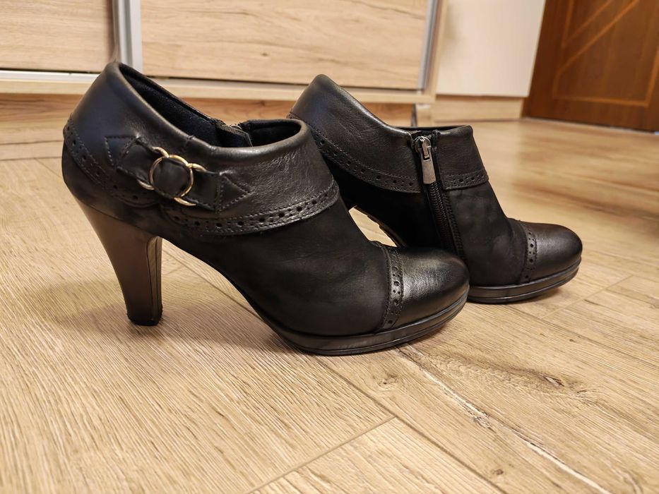 Елегантни затворени обувки от естествена кожа и набук, 38 номер