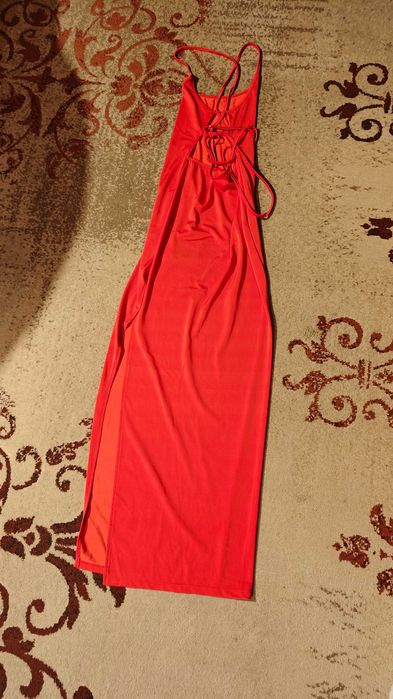 Чисто нова дълга червена рокля