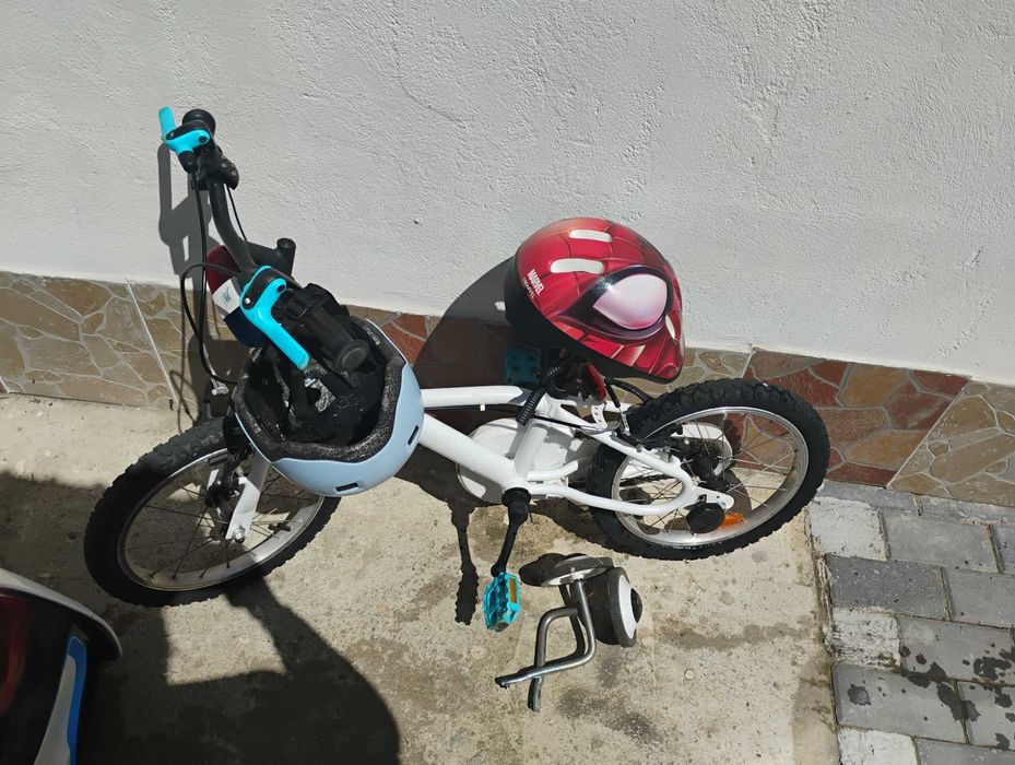 Bicicletă și scaun auto.