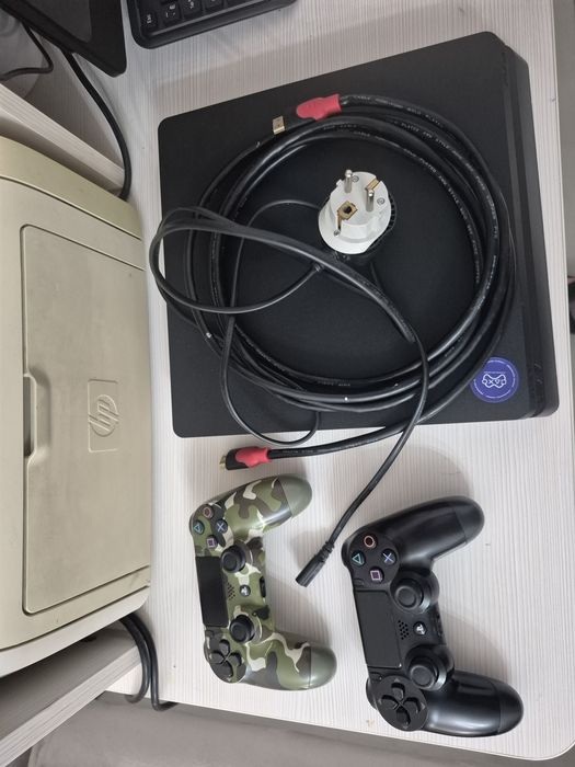 Sony PlayStation 4 Slim 1TB + 2 джойстика