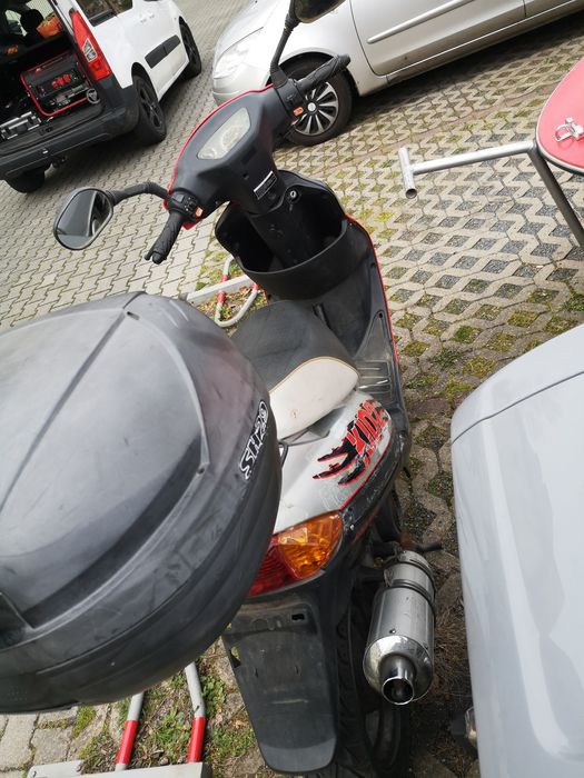 Продавам Скутер със чешки докоменти