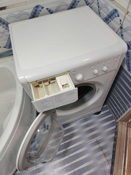 Стиральная машина Indesit - IWC6085 (Требует ремонта)