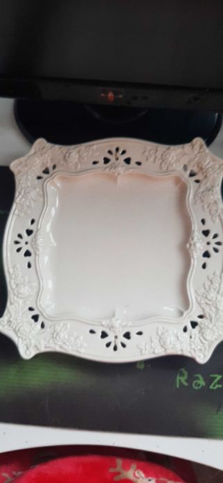 Декоративна чиния с орнаменти