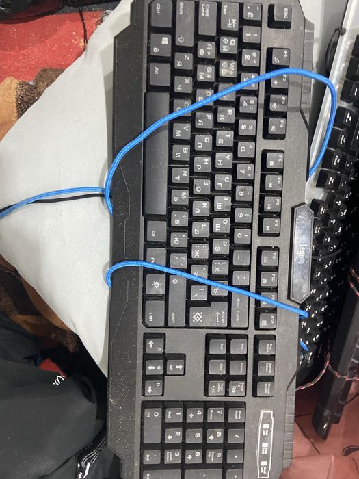 Продам колонки руль и клавиатуры