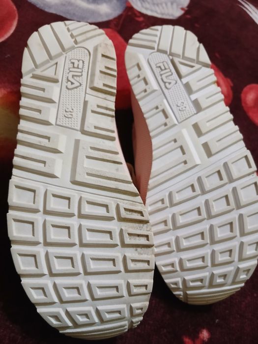Vând urgent adidași fila mărimea 39