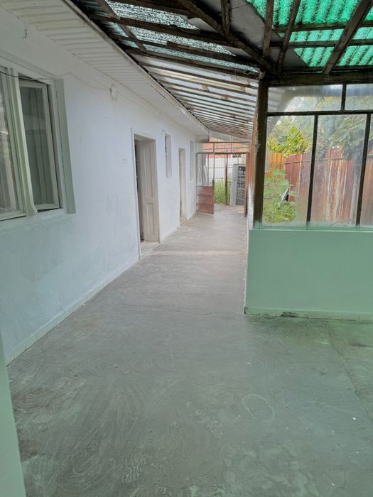 Casa de vanzare singur in curte