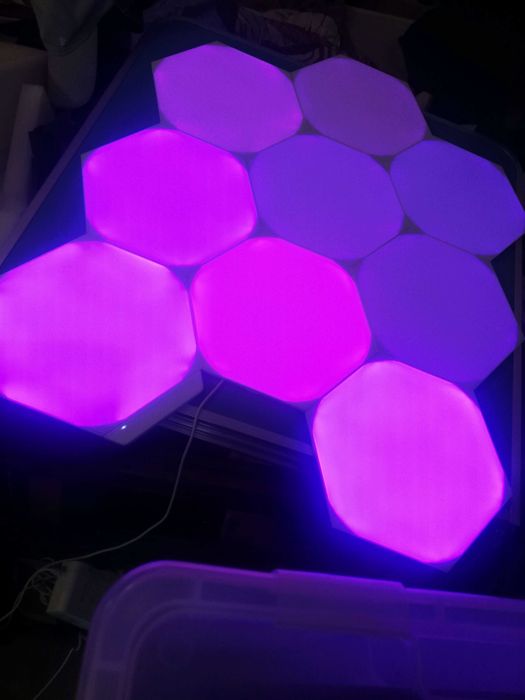 Nanoleaf Shapes Hexagon Starter Kit - пълен комплект от 9 Смарт LED светлинни панелa, контролер и аксесоари (като нови)