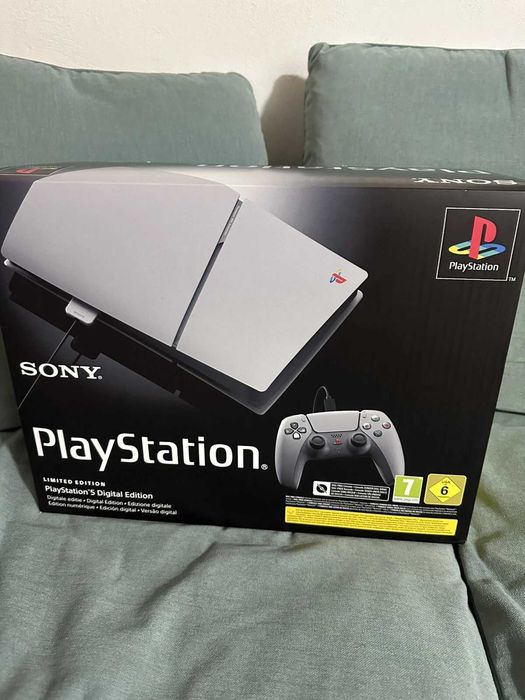 PlayStation 5 30th Anniversary Limited Edition Bundle + 2 броя лимитирани контролери и зарядна станция