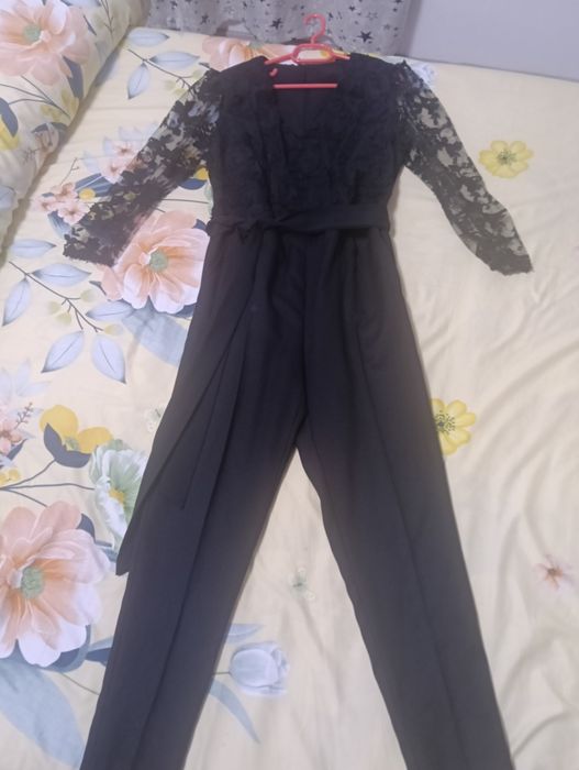 Vand salopeta eleganta la prețul 230 lei,iar hăinuța 100 lei nepurtata