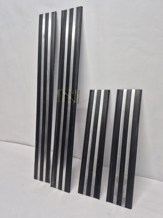 Накладки на пороги BMW E34