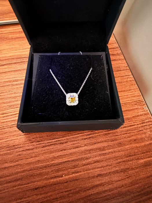 Колие от бяло злато с жълт диамант