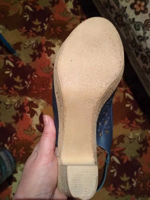 Босоножки новые продаю