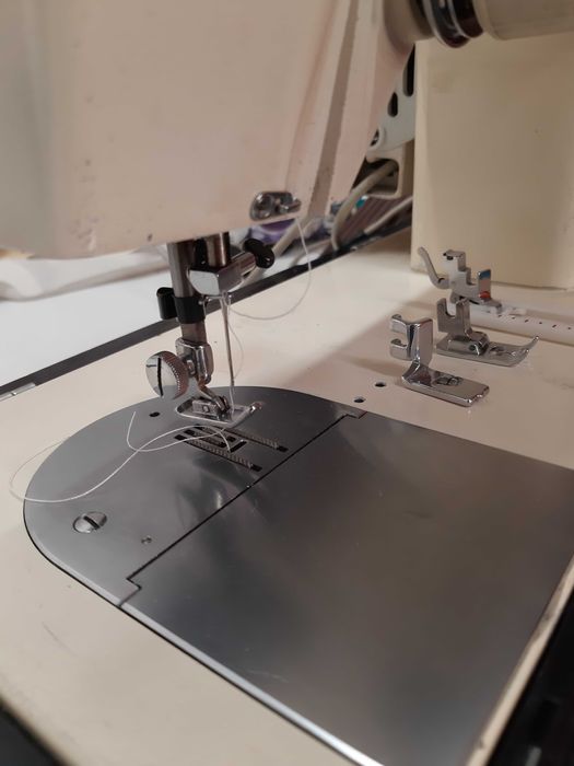 Vând masina de cusut casnică rezistentă,făra mecanisme din plastic