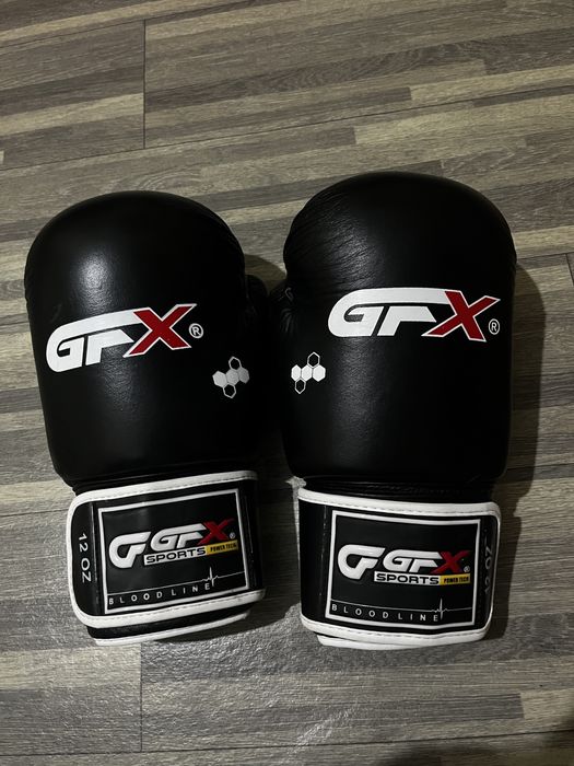 Боксёрка и перчатка срочно