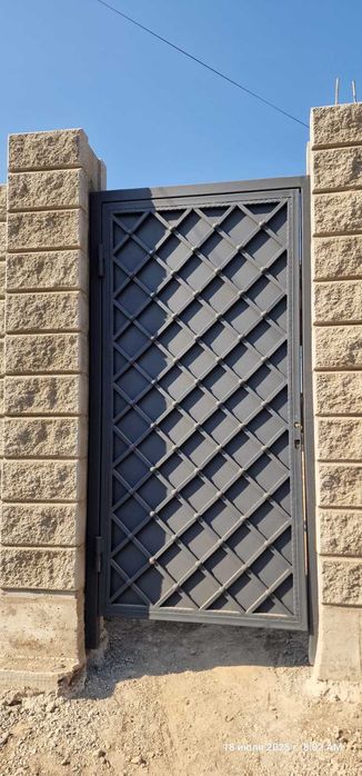 Стильные откатные ворота с калиткой