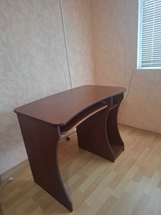 Продавам дървено бюро