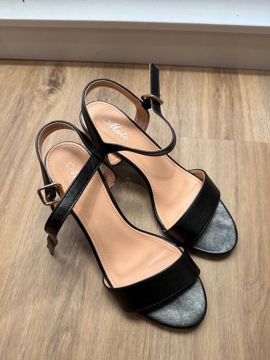 Дамски сандали с ток