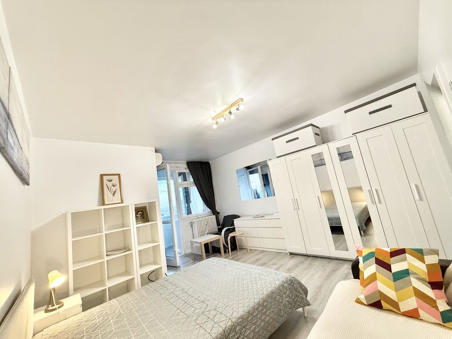 Garsoniera berceni grand arena proprietar