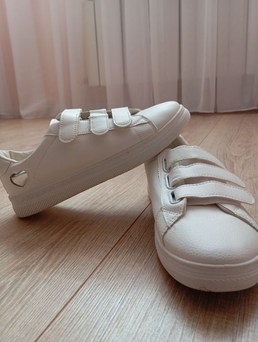 Кроссовки белые .