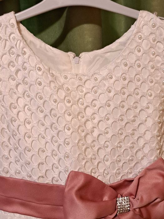 Vand rochie pt fetite de 10 - 11 ani