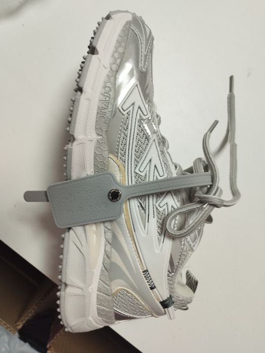 Спортивные кроссовки