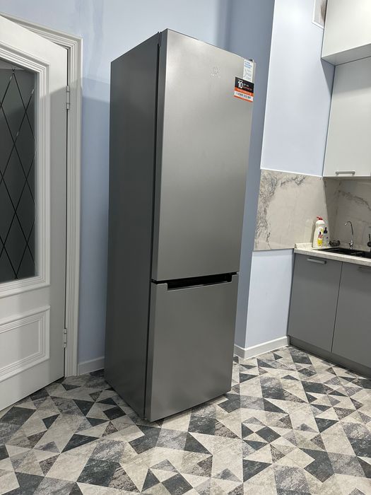 Продам холодильник Indezit DS 4200 S B