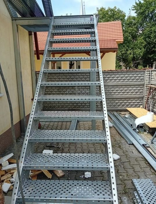 Scări metalice zincate
