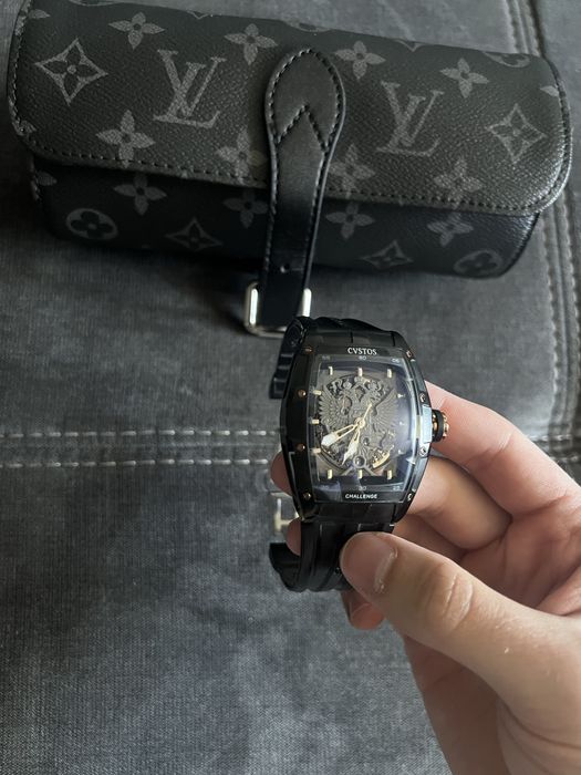 Часовници Cartier, OMEGA, CVSTOS