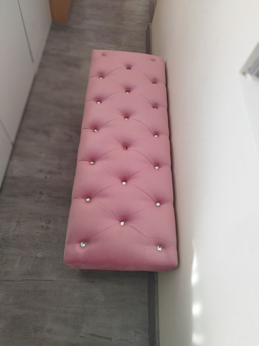 Vând bancuta tapițată ,canapeluță din catifea roz ( Chesterfield)
