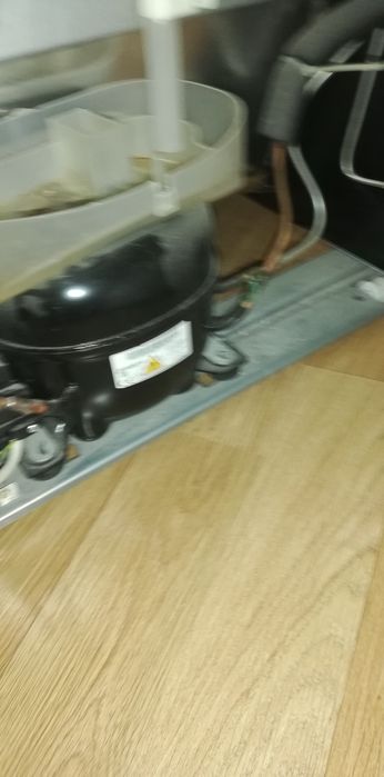 Продам вертикальную морозильную камеру