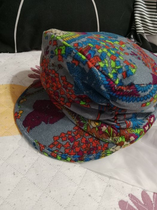 Женская винтажная шапка с козырьком.