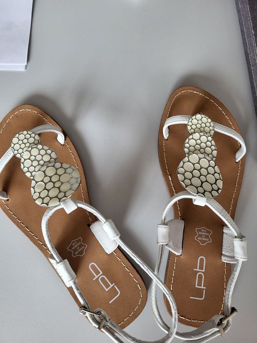 Сандали дамски нови.