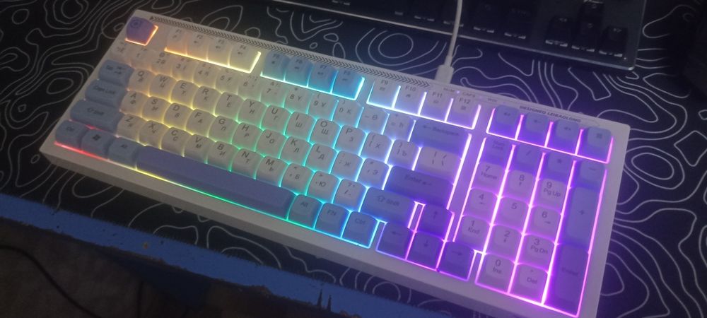 Продаю клавиатуру с мышкой