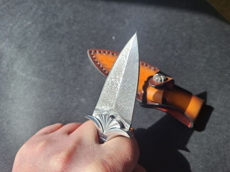 Тактически нож-шип от дамаска стомана и кожена кания